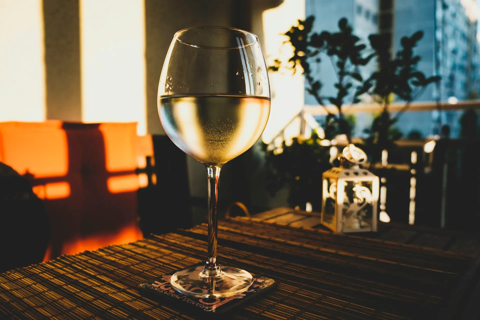 Hvidvin i glas på et bord i sollys