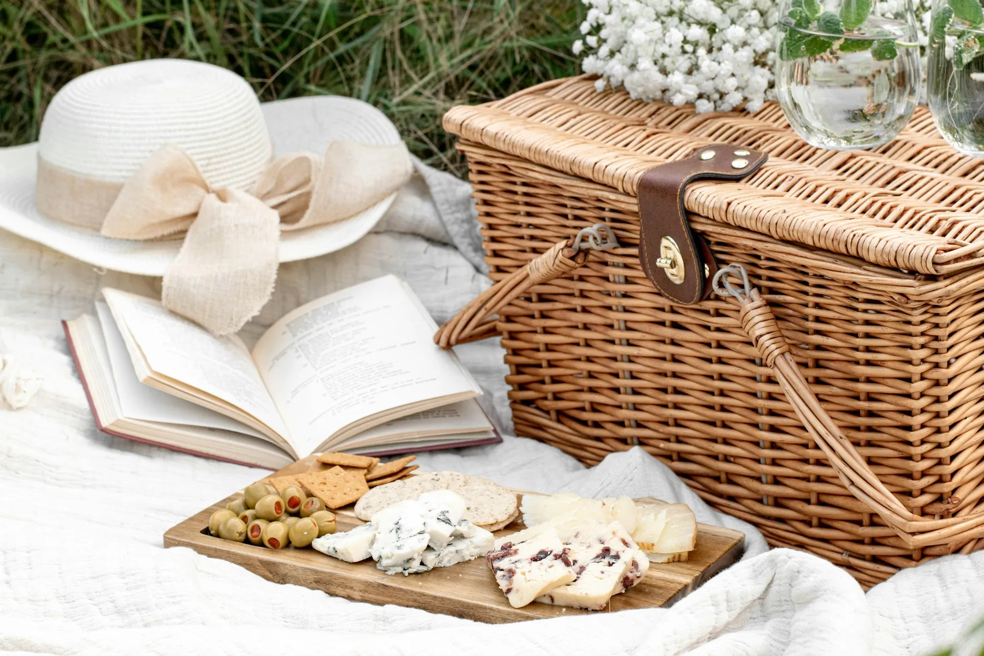 En picnic med kurv og snacks