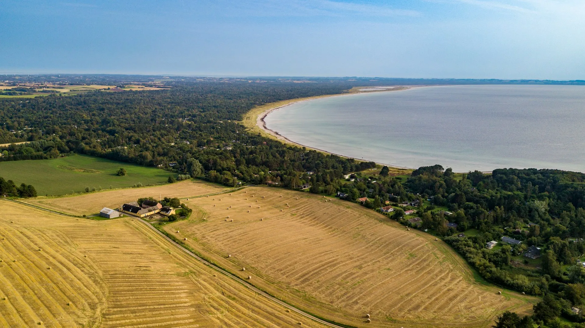 Marker ved kysten en sommerdag