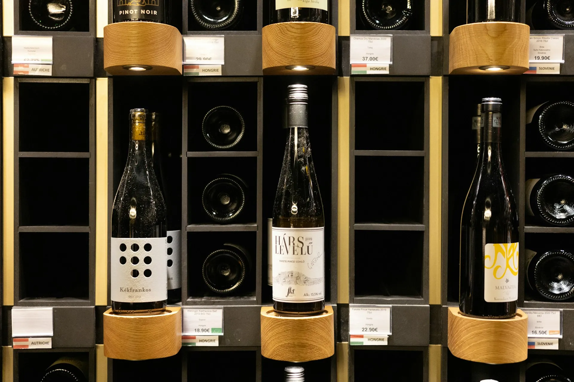 Flasker hvidvin på hylder i en vinhandel