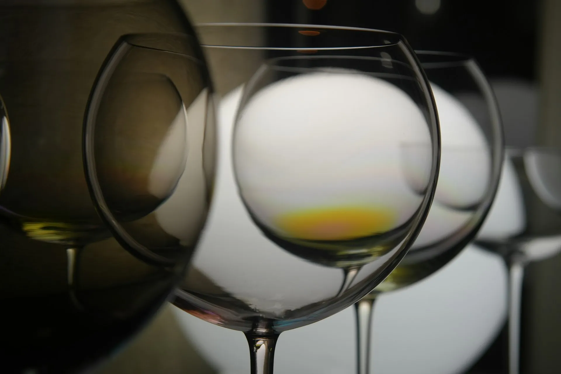 Et glas med en skvæt gylden vin