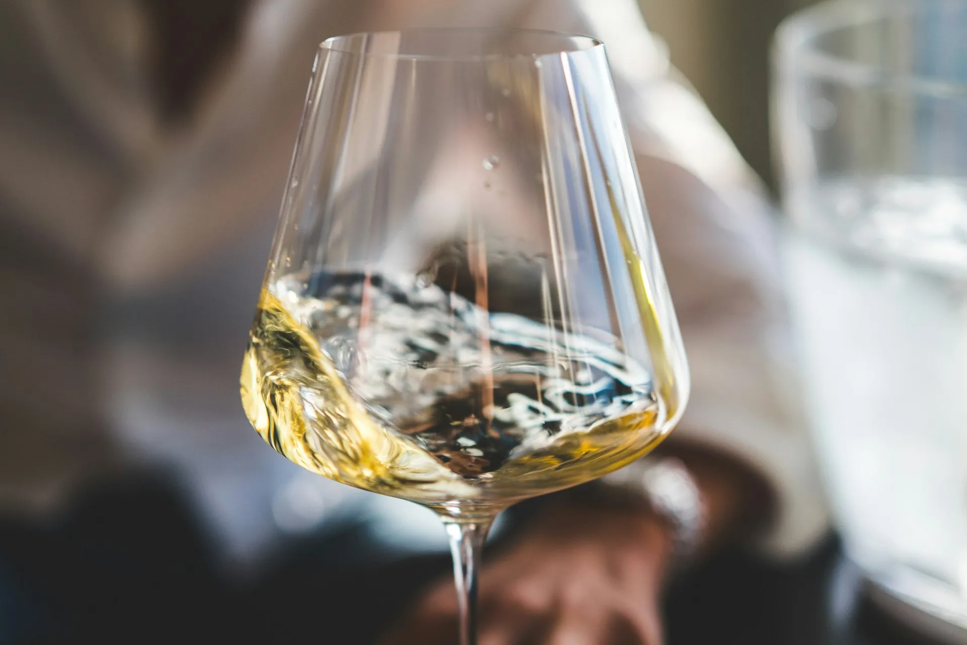 Hvidvin skænkes i et glas