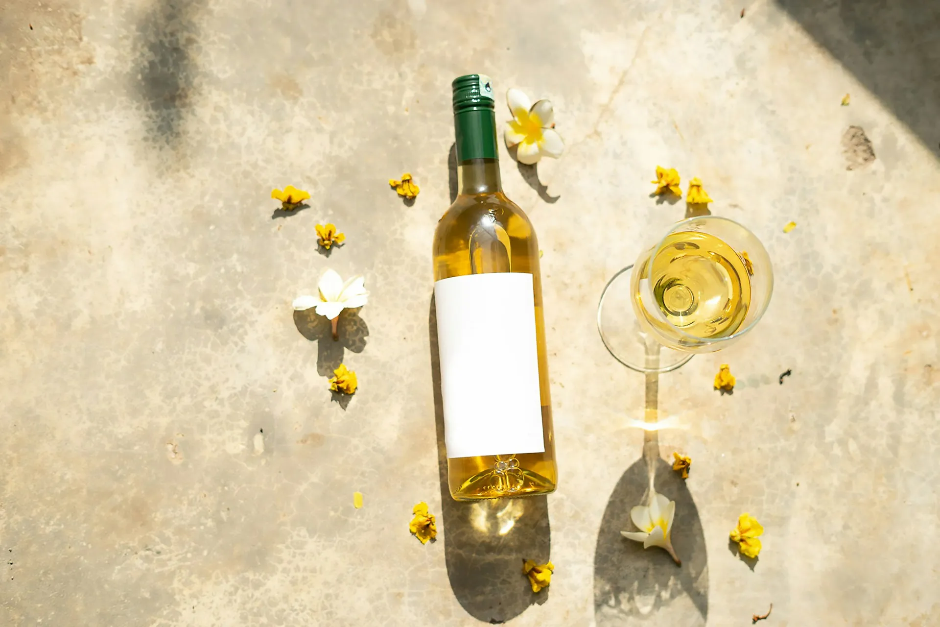 En flaske gylden hvidvin og et glas