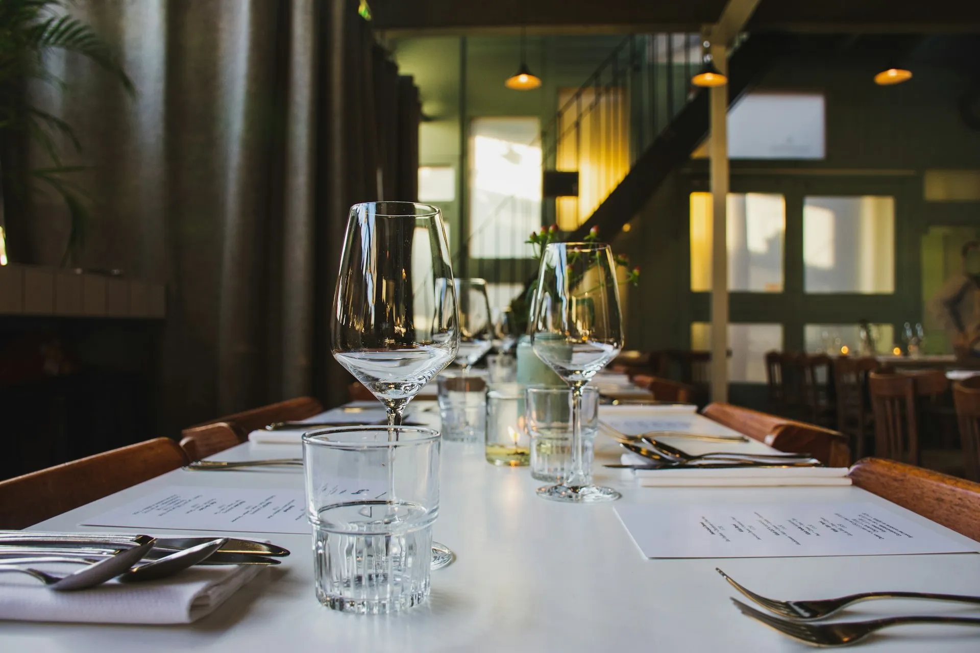 Et dækket restaurantbord