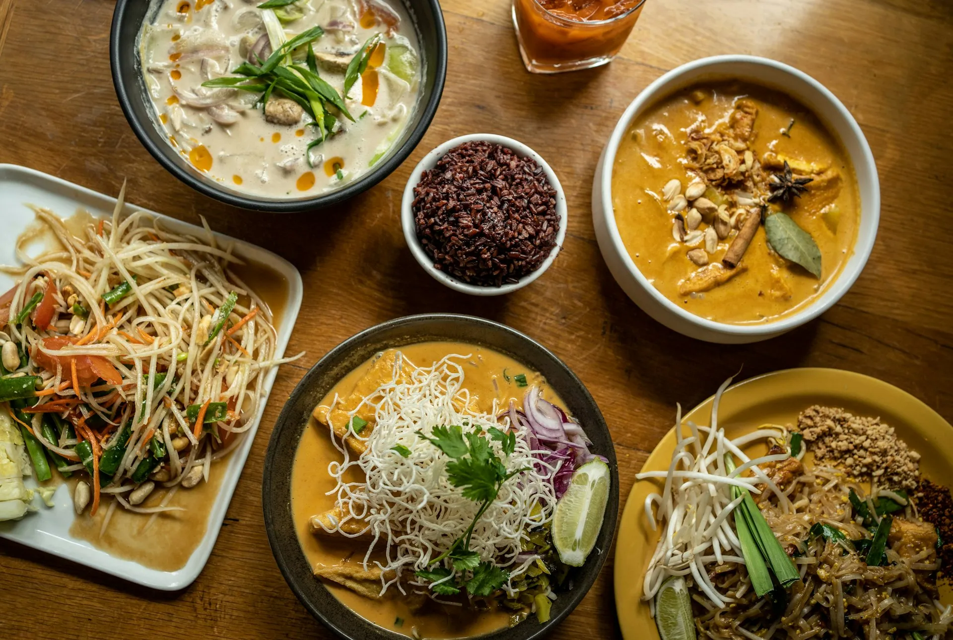 Thailandske retter på et træbord