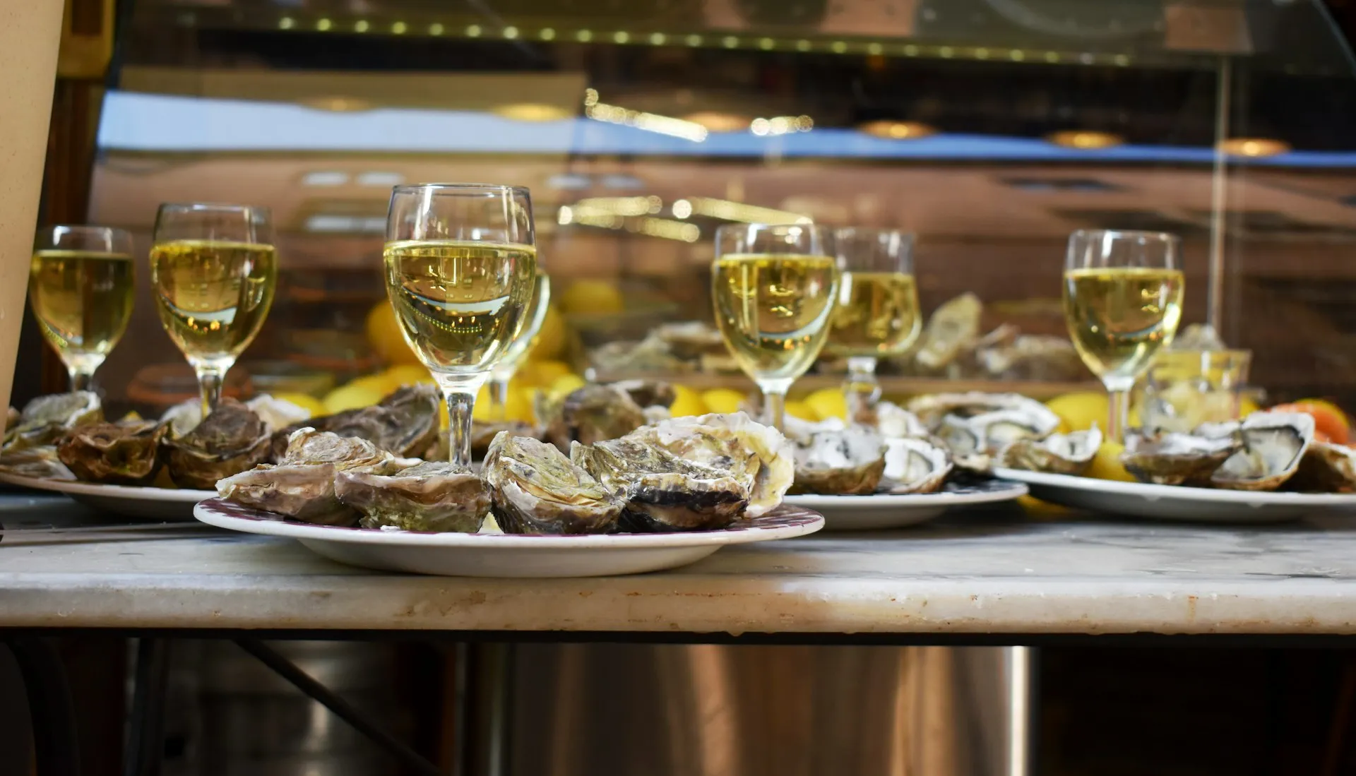 Glas med hvidvin og østers på en bar