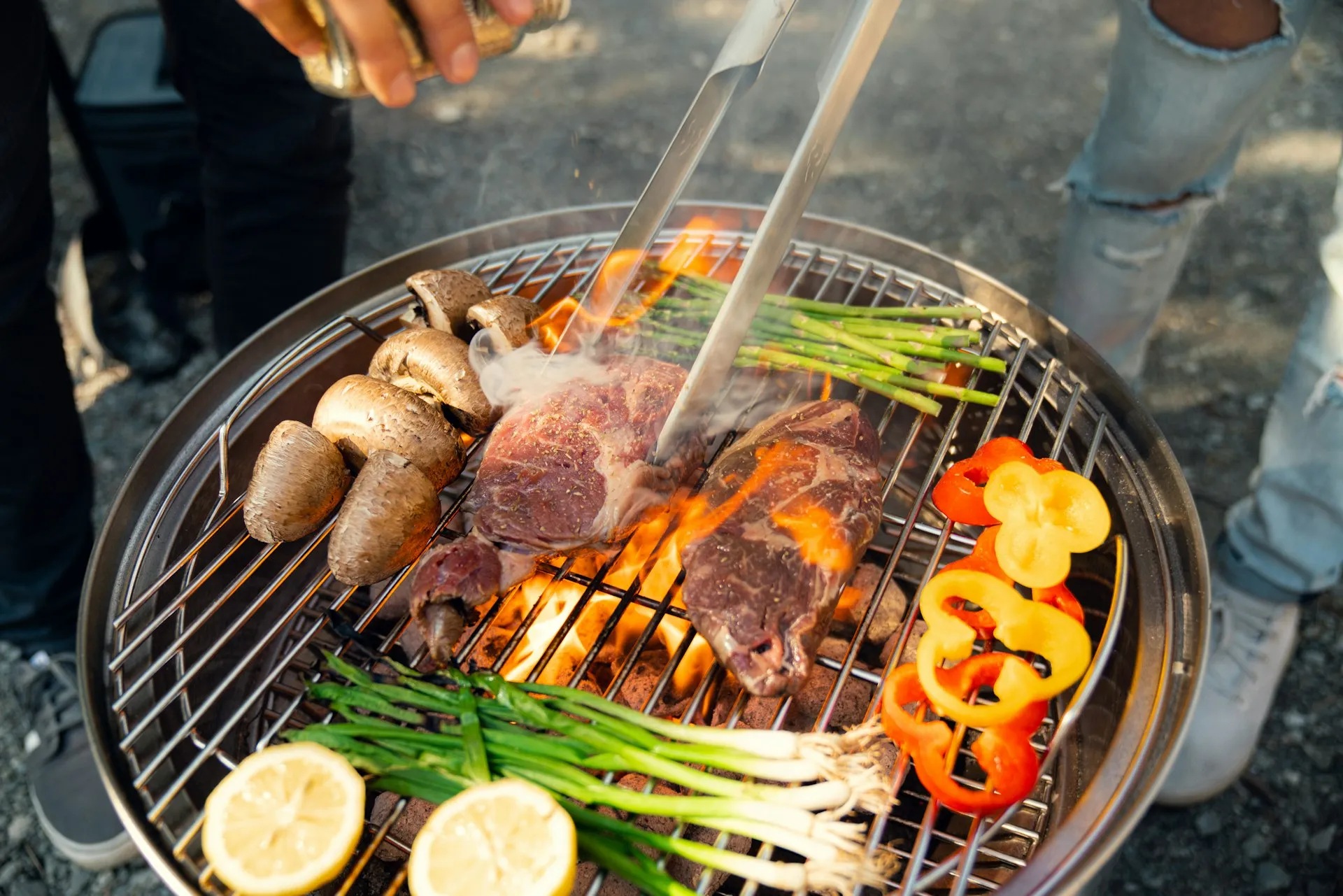 Kød, asparges og citron på grillen