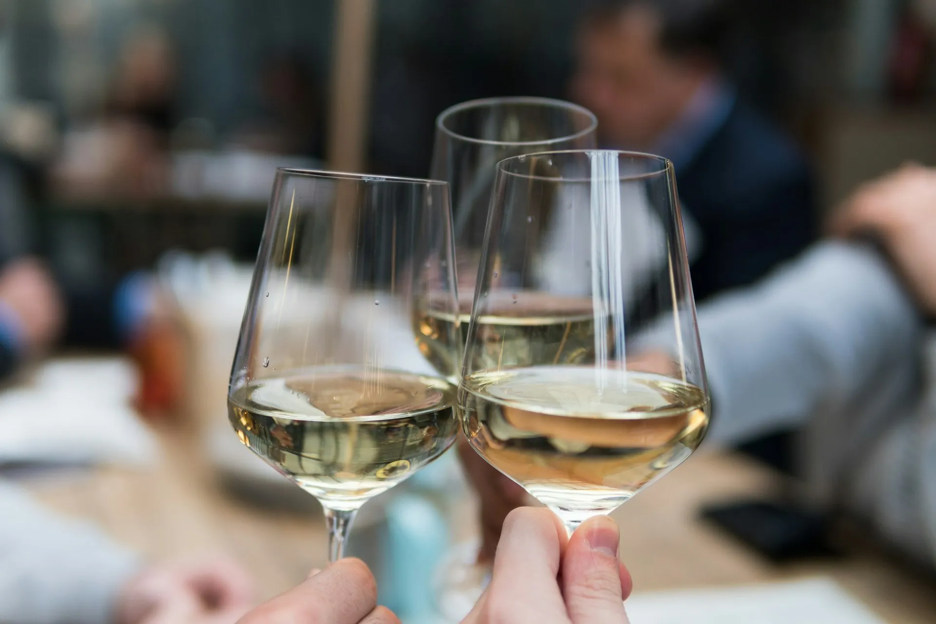 To glas hvidvin, der skåles med