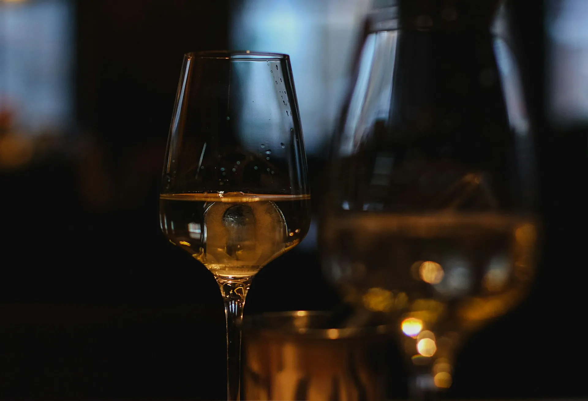 Et glas gylden hvidvin