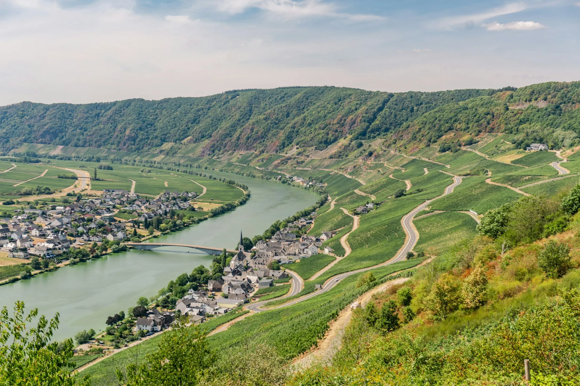 Floden Mosel mellem stejle vinmarker