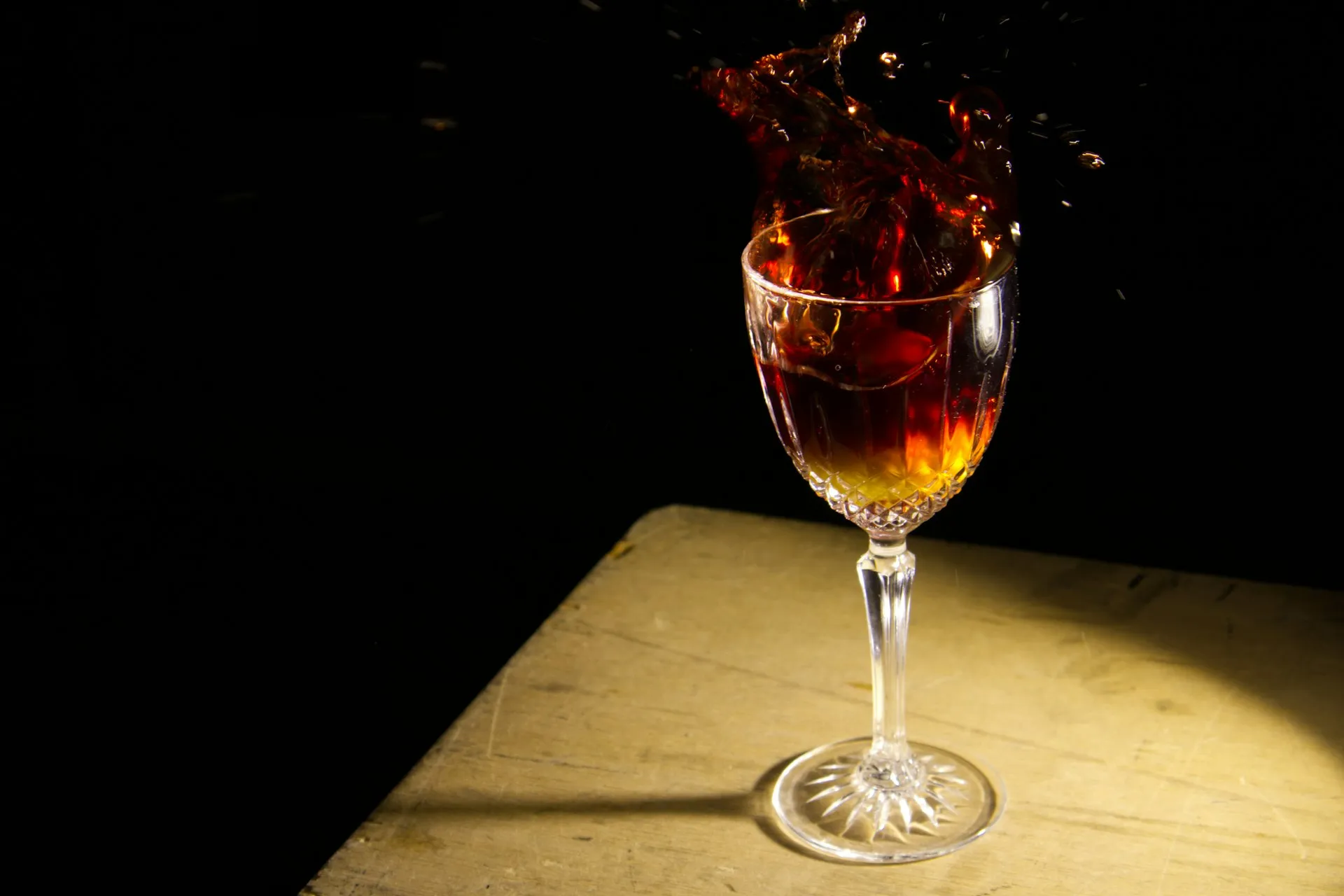 Et glas ravfarvet vin
