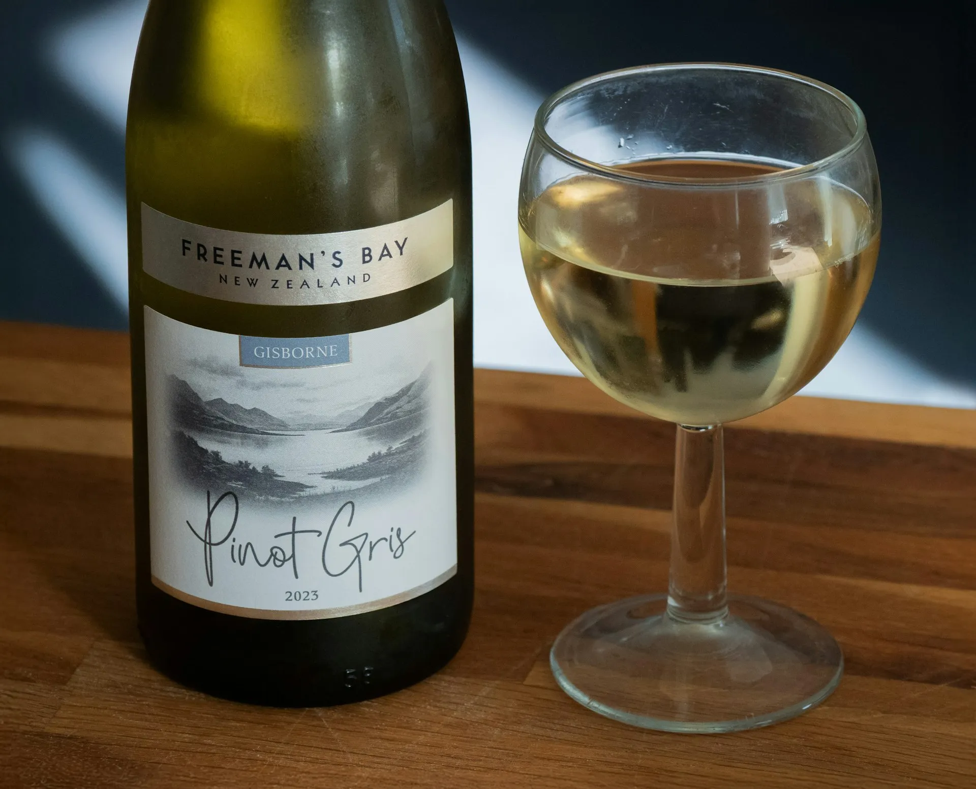 En flaske Pinot Gris og et glas hvidvin