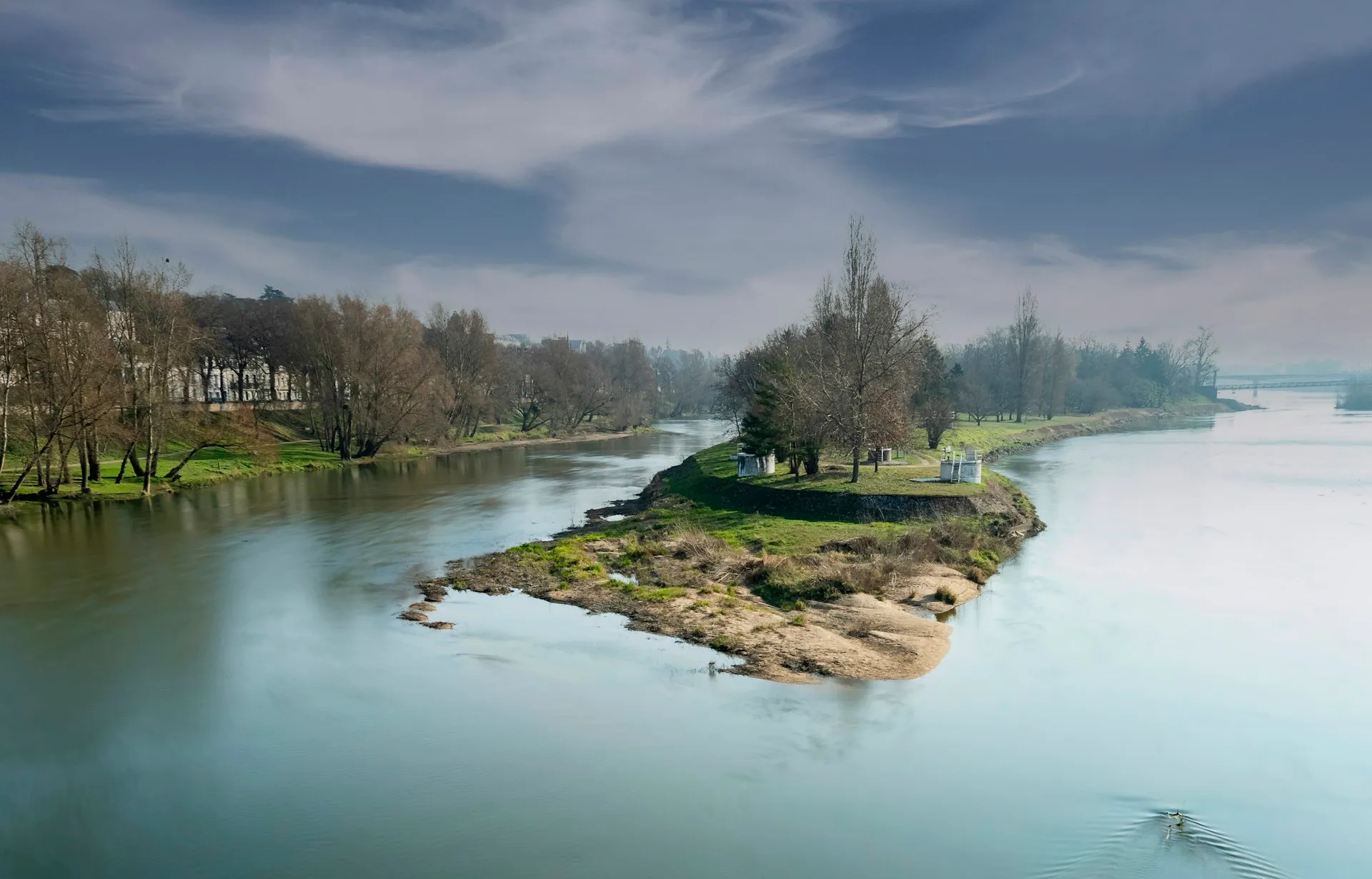 Floden Loire med en lille ø