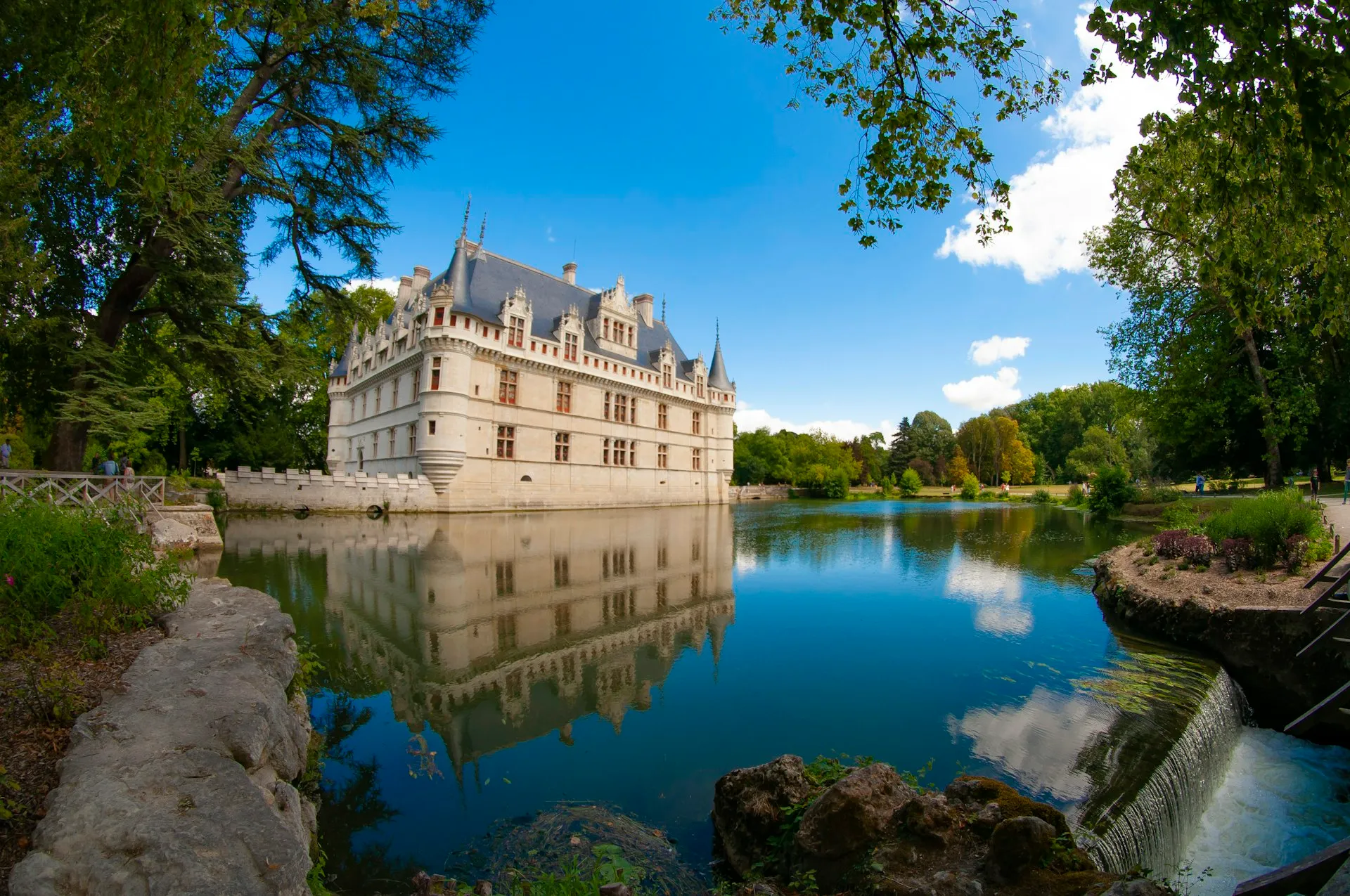 Et château spejler sig i vandet